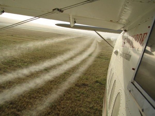 This image has an empty alt attribute; its file name is Airplane-Spraying-Pesticide-Wikimedia.jpg