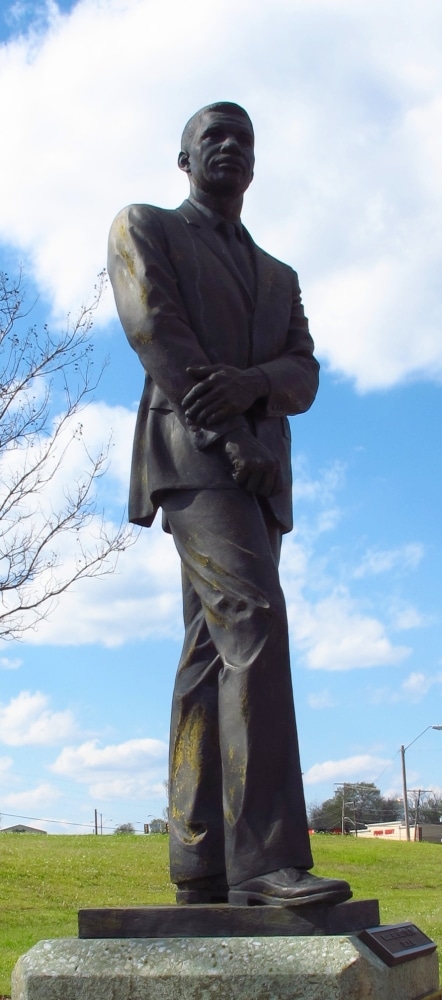 This image has an empty alt attribute; its file name is Medgar-Evers-Statue-Wikimedia.jpg