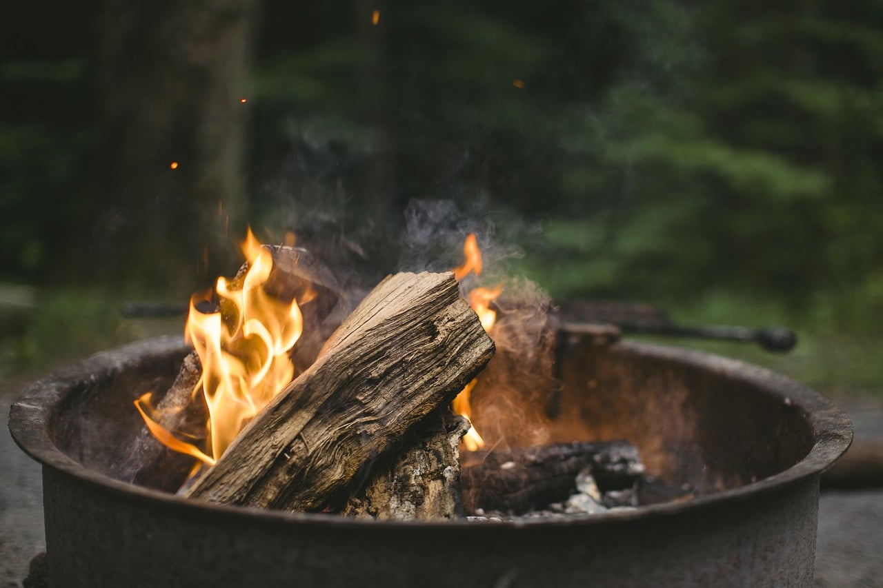 fire, chill, campfire-1535921.jpg