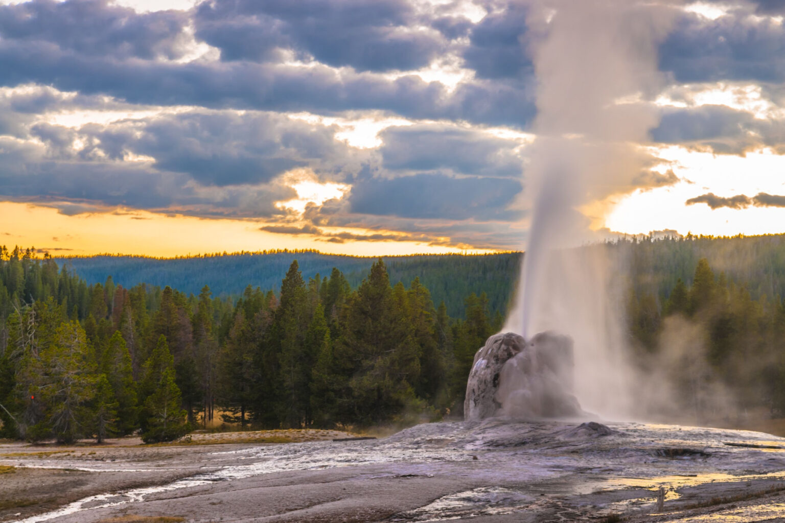 15 Best Hikes in Yellowstone National Park (Ranked)