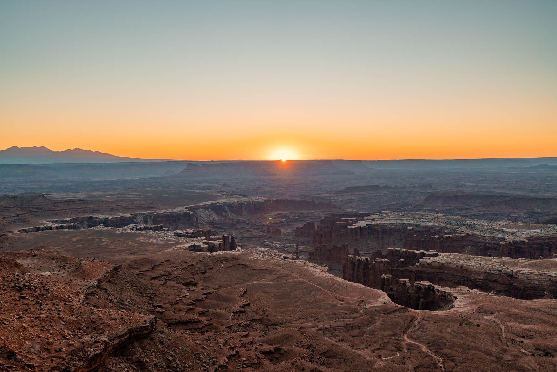 grand view sunrise canyonlands national park utah